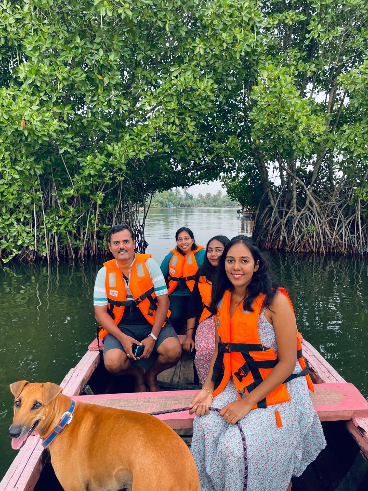 Riverrootsstays Mundrothuruth Esterno foto